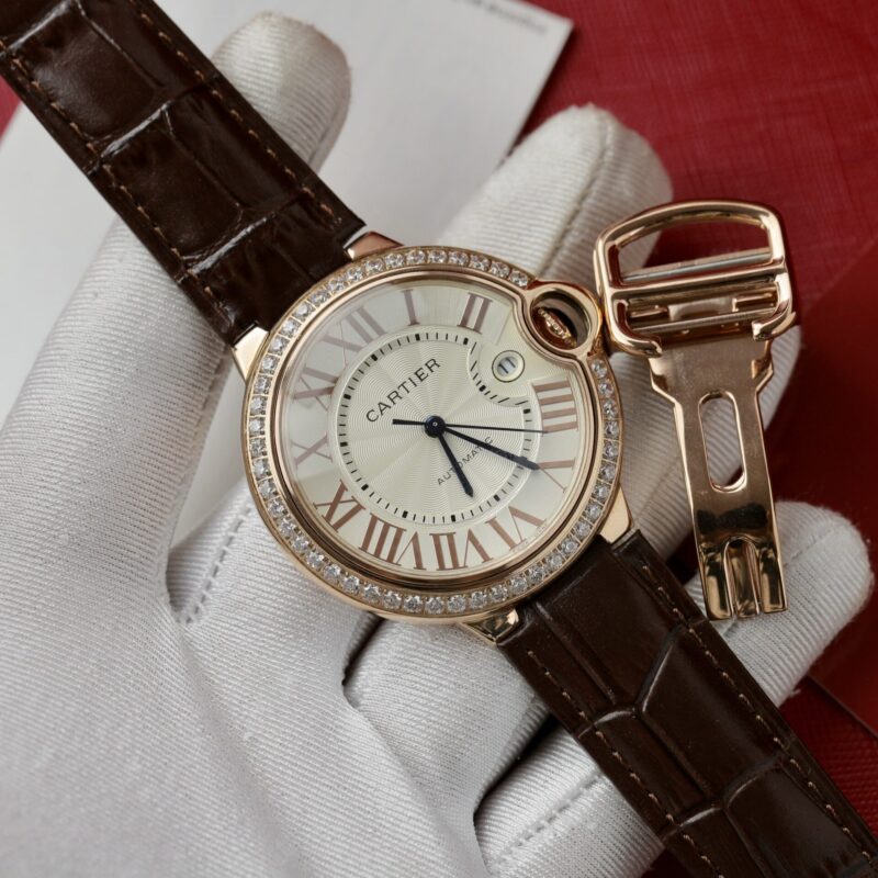 Đồng Hồ Nam Cartier Ballon Bleu Vàng Hồng Viền Đá Mặt Trắng Cọc Số La Mã Nâu Replica 42mm