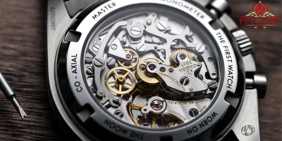 Mechanical movement with sophisticated gears in replica watches.