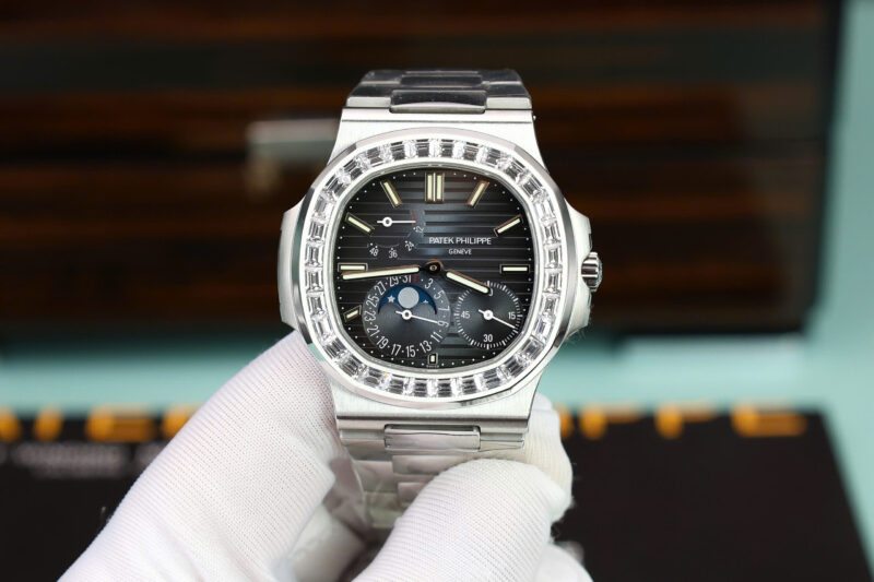 Đồng Hồ Patek Philippe Nautilus 5712 Mặt Xanh Viền Đá CZ Baguette Rep 1:1 Full Chức Năng PPF 40mm